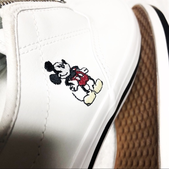 Disney Mickey Mouse White Zip Up Sneaker Size 7 - Picture 2 of 8